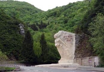 Ouvrir l'image monument aux morts des maquis de l'Ain et du Haut-Jura dit Val d'Enfer,