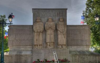 Ouvrir l'image monument aux morts des trois guerres dit Les géants de pierre,