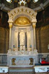 1 vue  - autel ; retable ; tabernacle ; gradin d'autel dit de la Glorification du curé d'Ars (ouvre la visionneuse)