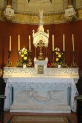 1 vue  - autel ; gradin d'autel ; tabernacle ; exposition de sainte Philomène (ouvre la visionneuse)