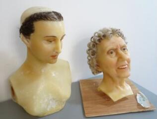 ouvrir dans la visionneuse : Deux têtes en cire en cours de coiffage, dont celle de Denise Grey