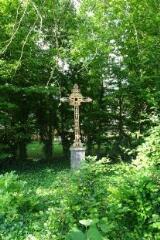 Ouvrir l'image Croix au milieu du parc, vestige de l'ancien hôpital Sainte-Madeleine