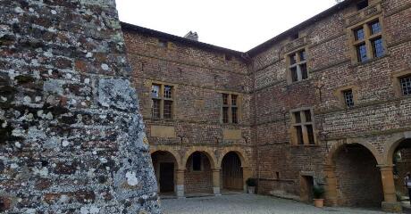 Ouvrir l'image Cour intérieure du château de Bouligneux