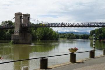 ouvrir dans la visionneuse : Vue sur le pont enjambant la Saône depuis le quai sud