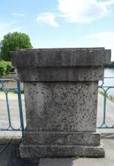 ouvrir dans la visionneuse : Stèle commémorative sur le pont
