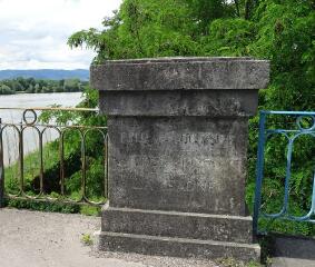 ouvrir dans la visionneuse : Stèle commémorative sur le pont