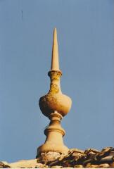 1 vue - Détail du sommet d'un épi de faîtage (ouvre la visionneuse)