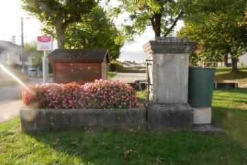 2 vues - Fontaine de la Ruaz (ouvre la visionneuse)