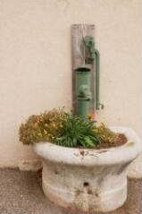 2 vues - Fontaine de l'école des filles (ouvre la visionneuse)