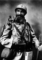 <em>Le Poilu</em>, photographie, h. 32 x l. 24 cm, 1914-1918